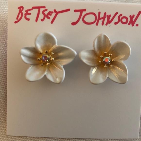 Betsey Johnson Gold Tone White Enamel Tropical Flower Stud Earrings NWT - Picture 3 of 12
